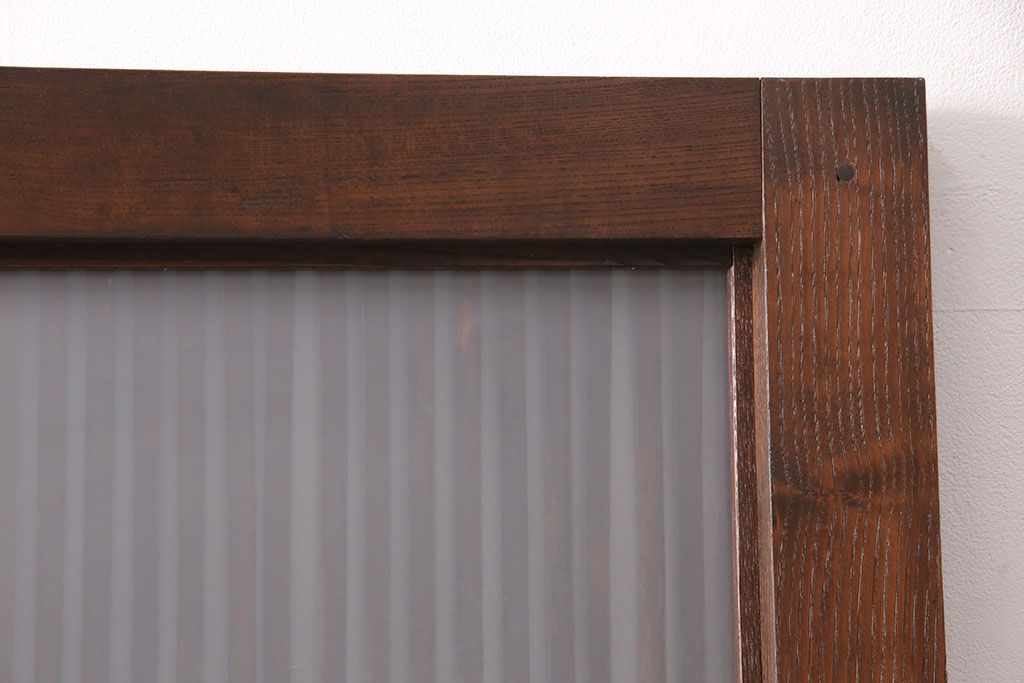 明治期の格子蔵戸をリペア&カスタム!設置場所に合わせてリサイズ。格子裏にスリガラスを入れ込み、戸車・サムターン錠、引き手を取り付け。現状の色に赤味を足した色味に着色し仕上げ。(引き戸、玄関戸、建具)