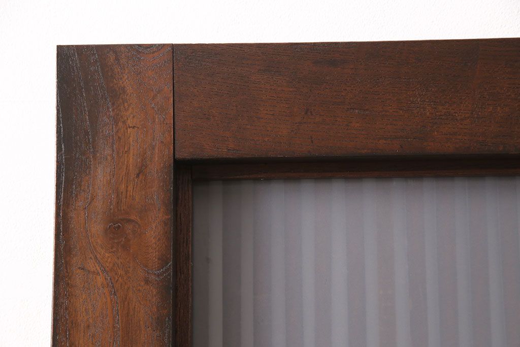 明治期の格子蔵戸をリペア&カスタム!設置場所に合わせてリサイズ。格子裏にスリガラスを入れ込み、戸車・サムターン錠、引き手を取り付け。現状の色に赤味を足した色味に着色し仕上げ。(引き戸、玄関戸、建具)