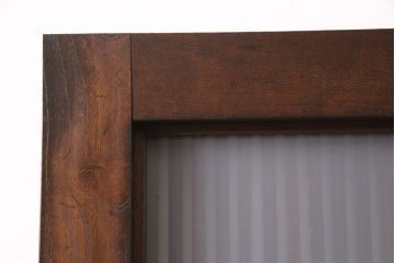 明治期の格子蔵戸をリペア&カスタム!設置場所に合わせてリサイズ。格子裏にスリガラスを入れ込み、戸車・サムターン錠、引き手を取り付け。現状の色に赤味を足した色味に着色し仕上げ。(引き戸、玄関戸、建具)