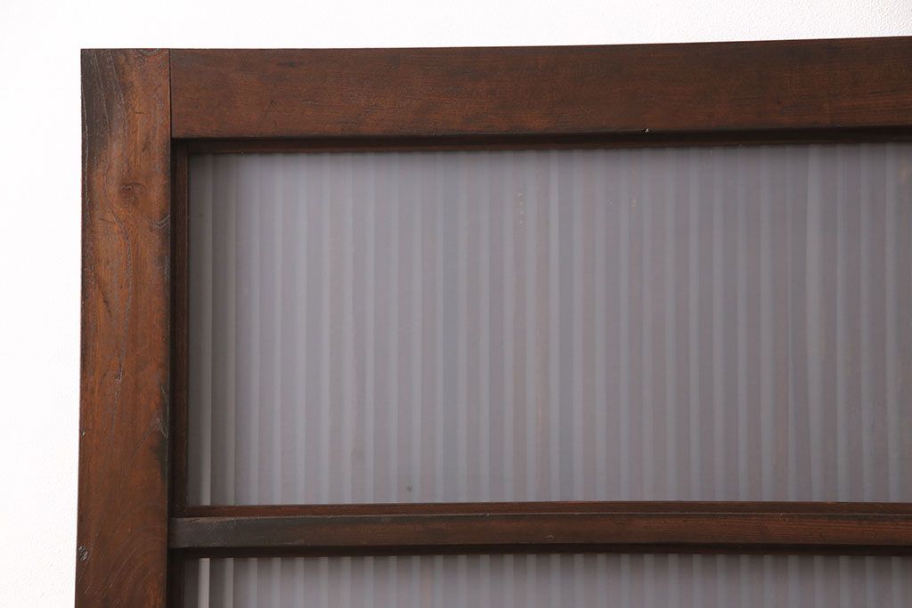 明治期の格子蔵戸をリペア&カスタム!設置場所に合わせてリサイズ。格子裏にスリガラスを入れ込み、戸車・サムターン錠、引き手を取り付け。現状の色に赤味を足した色味に着色し仕上げ。(引き戸、玄関戸、建具)