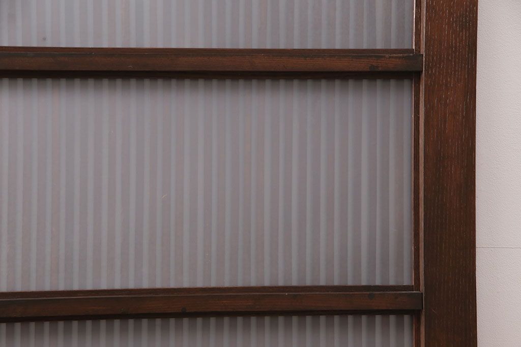 明治期の格子蔵戸をリペア&カスタム!設置場所に合わせてリサイズ。格子裏にスリガラスを入れ込み、戸車・サムターン錠、引き手を取り付け。現状の色に赤味を足した色味に着色し仕上げ。(引き戸、玄関戸、建具)