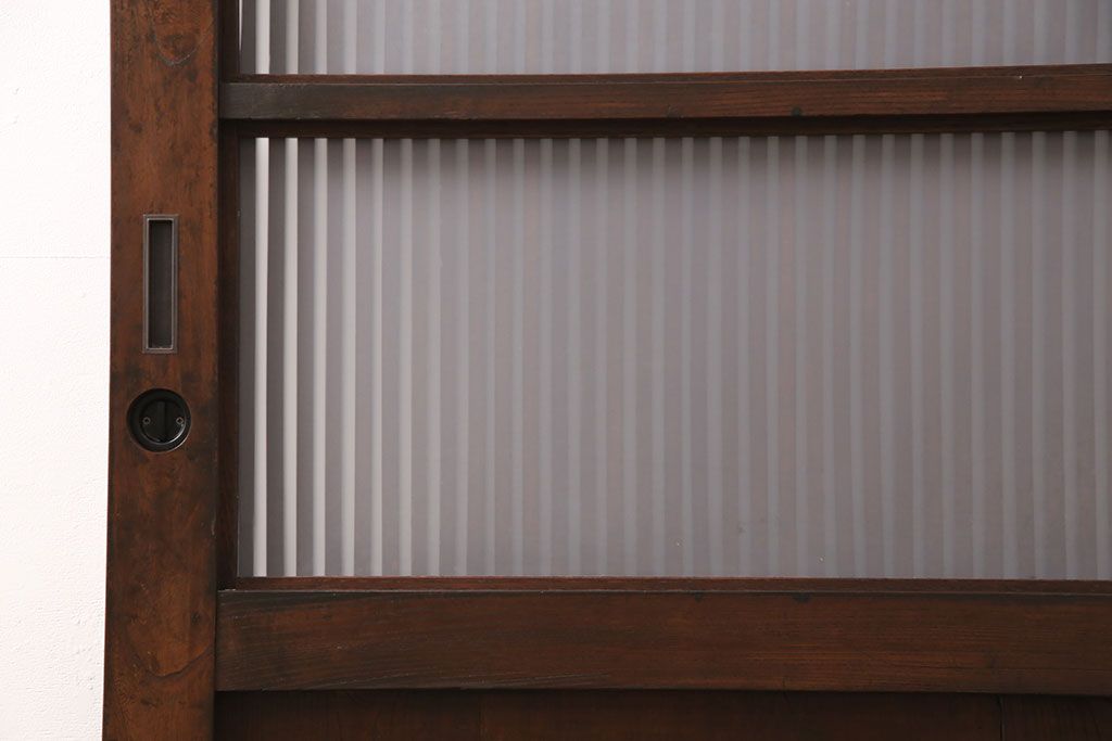 明治期の格子蔵戸をリペア&カスタム!設置場所に合わせてリサイズ。格子裏にスリガラスを入れ込み、戸車・サムターン錠、引き手を取り付け。現状の色に赤味を足した色味に着色し仕上げ。(引き戸、玄関戸、建具)