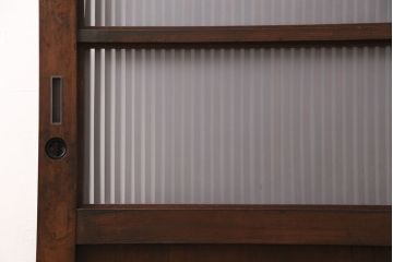 明治期の格子蔵戸をリペア&カスタム!設置場所に合わせてリサイズ。格子裏にスリガラスを入れ込み、戸車・サムターン錠、引き手を取り付け。現状の色に赤味を足した色味に着色し仕上げ。(引き戸、玄関戸、建具)