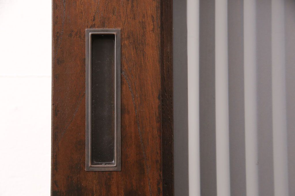 明治期の格子蔵戸をリペア&カスタム!設置場所に合わせてリサイズ。格子裏にスリガラスを入れ込み、戸車・サムターン錠、引き手を取り付け。現状の色に赤味を足した色味に着色し仕上げ。(引き戸、玄関戸、建具)