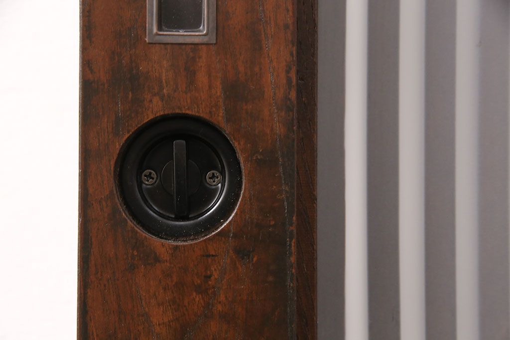 明治期の格子蔵戸をリペア&カスタム!設置場所に合わせてリサイズ。格子裏にスリガラスを入れ込み、戸車・サムターン錠、引き手を取り付け。現状の色に赤味を足した色味に着色し仕上げ。(引き戸、玄関戸、建具)