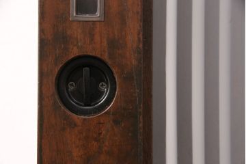 明治期の格子蔵戸をリペア&カスタム!設置場所に合わせてリサイズ。格子裏にスリガラスを入れ込み、戸車・サムターン錠、引き手を取り付け。現状の色に赤味を足した色味に着色し仕上げ。(引き戸、玄関戸、建具)