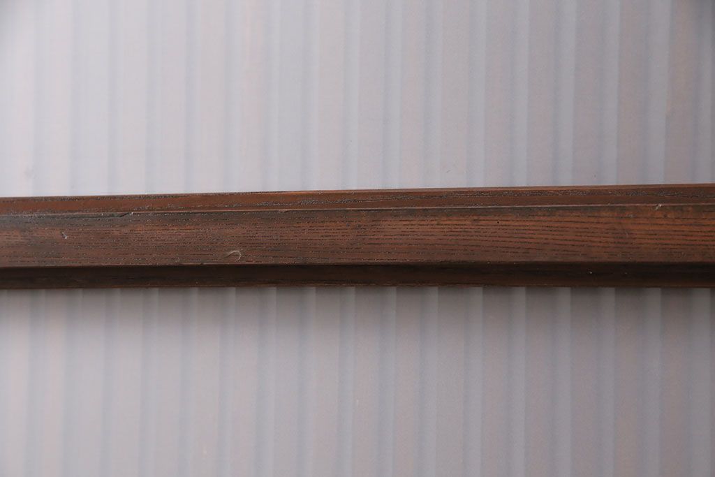 明治期の格子蔵戸をリペア&カスタム!設置場所に合わせてリサイズ。格子裏にスリガラスを入れ込み、戸車・サムターン錠、引き手を取り付け。現状の色に赤味を足した色味に着色し仕上げ。(引き戸、玄関戸、建具)