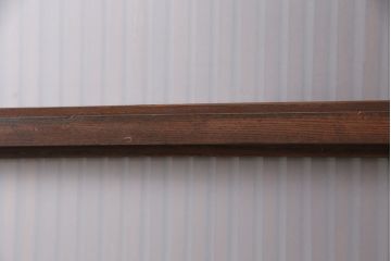 明治期の格子蔵戸をリペア&カスタム!設置場所に合わせてリサイズ。格子裏にスリガラスを入れ込み、戸車・サムターン錠、引き手を取り付け。現状の色に赤味を足した色味に着色し仕上げ。(引き戸、玄関戸、建具)