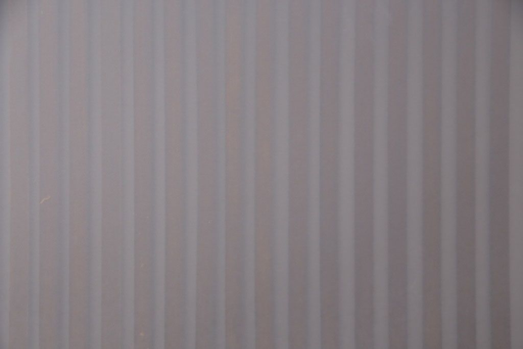 明治期の格子蔵戸をリペア&カスタム!設置場所に合わせてリサイズ。格子裏にスリガラスを入れ込み、戸車・サムターン錠、引き手を取り付け。現状の色に赤味を足した色味に着色し仕上げ。(引き戸、玄関戸、建具)