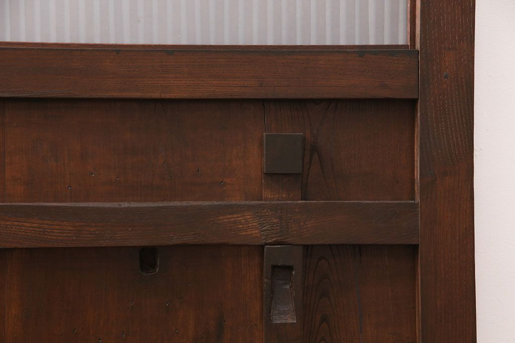 明治期の格子蔵戸をリペア&カスタム!設置場所に合わせてリサイズ。格子裏にスリガラスを入れ込み、戸車・サムターン錠、引き手を取り付け。現状の色に赤味を足した色味に着色し仕上げ。(引き戸、玄関戸、建具)