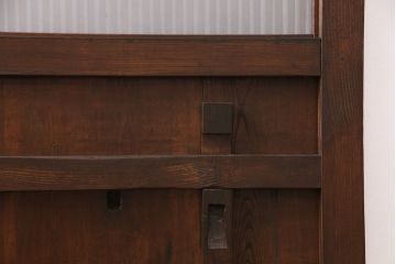 明治期の格子蔵戸をリペア&カスタム!設置場所に合わせてリサイズ。格子裏にスリガラスを入れ込み、戸車・サムターン錠、引き手を取り付け。現状の色に赤味を足した色味に着色し仕上げ。(引き戸、玄関戸、建具)