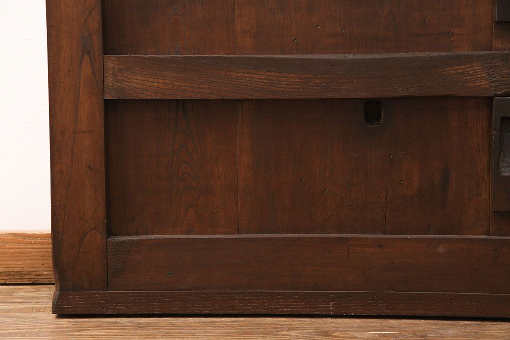 明治期の格子蔵戸をリペア&カスタム!設置場所に合わせてリサイズ。格子裏にスリガラスを入れ込み、戸車・サムターン錠、引き手を取り付け。現状の色に赤味を足した色味に着色し仕上げ。(引き戸、玄関戸、建具)