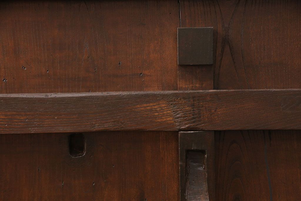 明治期の格子蔵戸をリペア&カスタム!設置場所に合わせてリサイズ。格子裏にスリガラスを入れ込み、戸車・サムターン錠、引き手を取り付け。現状の色に赤味を足した色味に着色し仕上げ。(引き戸、玄関戸、建具)