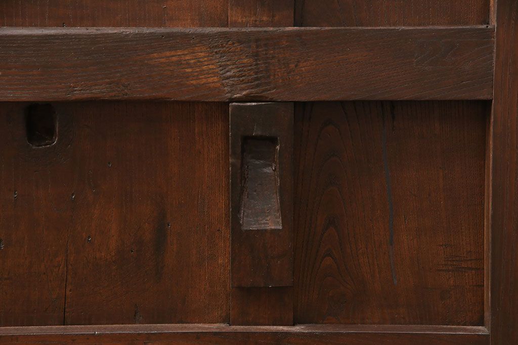 明治期の格子蔵戸をリペア&カスタム!設置場所に合わせてリサイズ。格子裏にスリガラスを入れ込み、戸車・サムターン錠、引き手を取り付け。現状の色に赤味を足した色味に着色し仕上げ。(引き戸、玄関戸、建具)