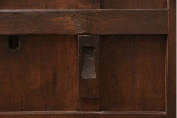 明治期の格子蔵戸をリペア&カスタム!設置場所に合わせてリサイズ。格子裏にスリガラスを入れ込み、戸車・サムターン錠、引き手を取り付け。現状の色に赤味を足した色味に着色し仕上げ。(引き戸、玄関戸、建具)