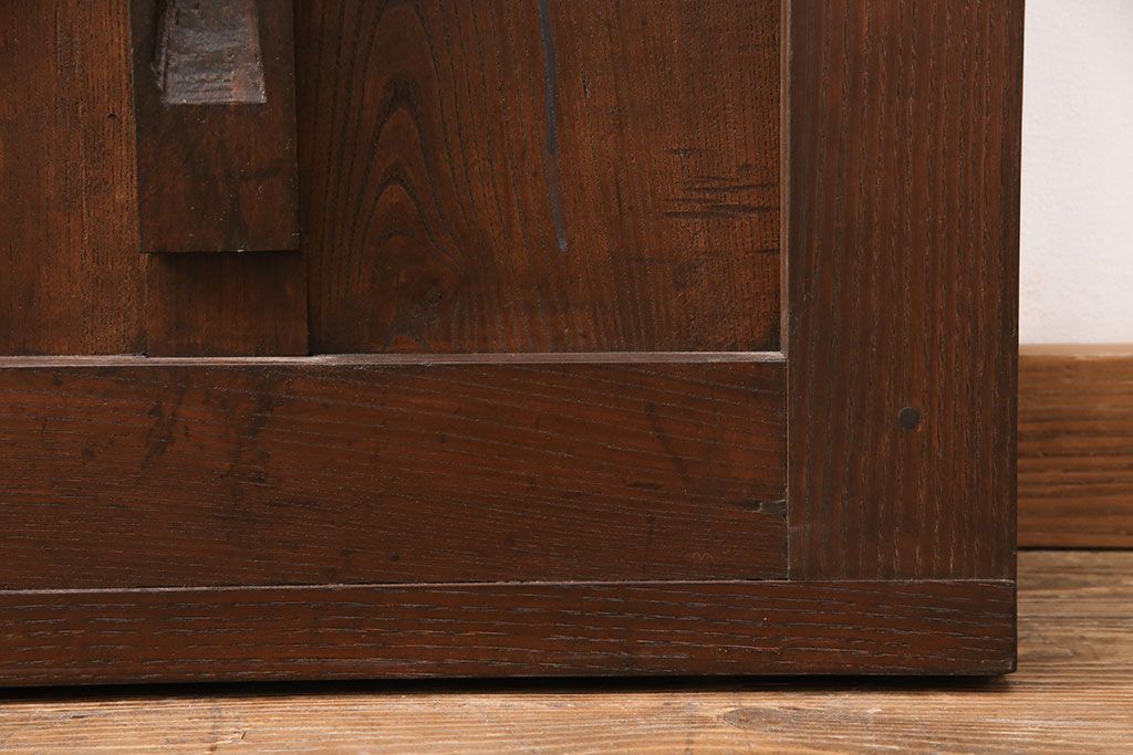 明治期の格子蔵戸をリペア&カスタム!設置場所に合わせてリサイズ。格子裏にスリガラスを入れ込み、戸車・サムターン錠、引き手を取り付け。現状の色に赤味を足した色味に着色し仕上げ。(引き戸、玄関戸、建具)