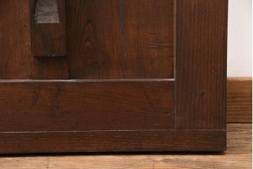 明治期の格子蔵戸をリペア&カスタム!設置場所に合わせてリサイズ。格子裏にスリガラスを入れ込み、戸車・サムターン錠、引き手を取り付け。現状の色に赤味を足した色味に着色し仕上げ。(引き戸、玄関戸、建具)