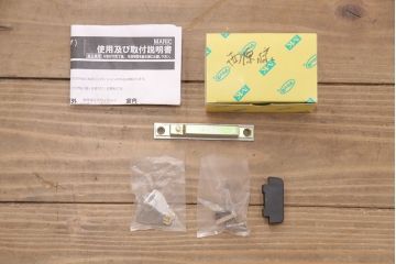 明治期の格子蔵戸をリペア&カスタム!設置場所に合わせてリサイズ。格子裏にスリガラスを入れ込み、戸車・サムターン錠、引き手を取り付け。現状の色に赤味を足した色味に着色し仕上げ。(引き戸、玄関戸、建具)