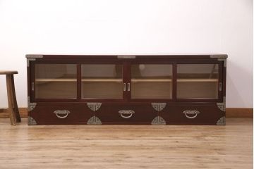 民芸家具の箪笥ローボードをリペア&カスタム!天板は本体の色味に合わせて着色し、内側から補強。建具はガラス戸へ変更。背面穴開け加工。(リビングボード、テレビボード、和タンス)
