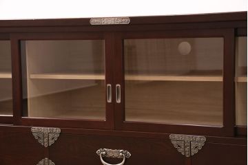 民芸家具の箪笥ローボードをリペア&カスタム!天板は本体の色味に合わせて着色し、内側から補強。建具はガラス戸へ変更。背面穴開け加工。(リビングボード、テレビボード、和タンス)
