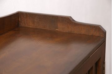 大正昭和初期の本棚をリペア&カスタム!取り外し可能な棚板を設置。建具にクリアガラスを組み入れ、1トーン落ち着いた色味に着色し仕上げ。(収納棚、ブックケース、飾り棚)