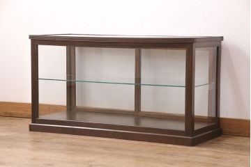 ガラスケースをリペア&カスタム!木製の棚板を取り外し可能なガラス製に変更。縁飾りを取り外し、取っ手を取り付け。濃い茶色で着色し仕上げ。(陳列棚、ショーケース)