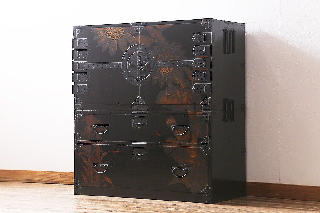 漆絵が施された明治大正期の重ね箪笥の見た目を変えずに綺麗にリペア!カシュー塗装仕上げ。(アート家具、アート箪笥、収納箪笥、時代箪笥、向日葵、ひまわり)