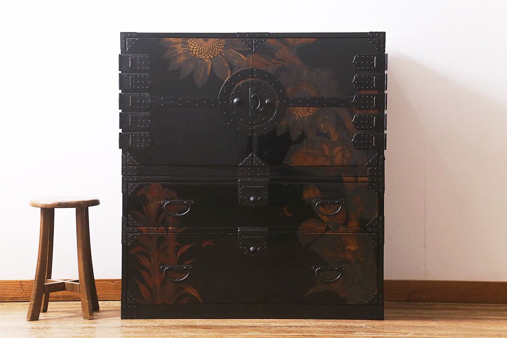 漆絵が施された明治大正期の重ね箪笥の見た目を変えずに綺麗にリペア!カシュー塗装仕上げ。(アート家具、アート箪笥、収納箪笥、時代箪笥、向日葵、ひまわり)