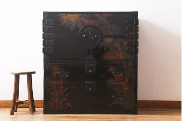 漆絵が施された明治大正期の重ね箪笥の見た目を変えずに綺麗にリペア!カシュー塗装仕上げ。(アート家具、アート箪笥、収納箪笥、時代箪笥、向日葵、ひまわり)