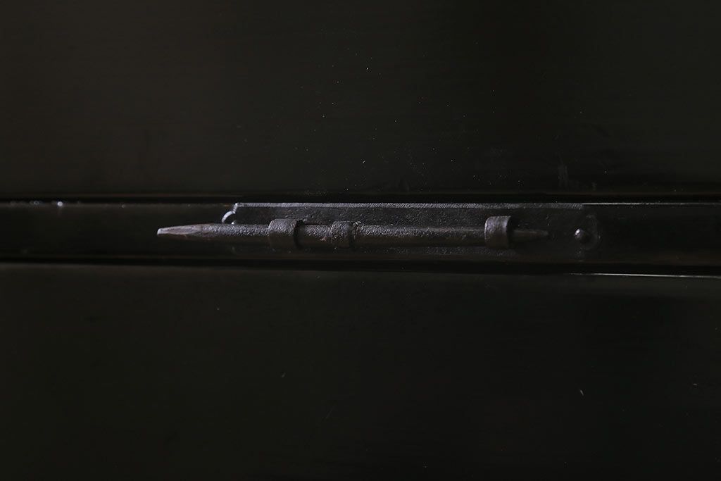 漆絵が施された明治大正期の重ね箪笥の見た目を変えずに綺麗にリペア!カシュー塗装仕上げ。(アート家具、アート箪笥、収納箪笥、時代箪笥、向日葵、ひまわり)