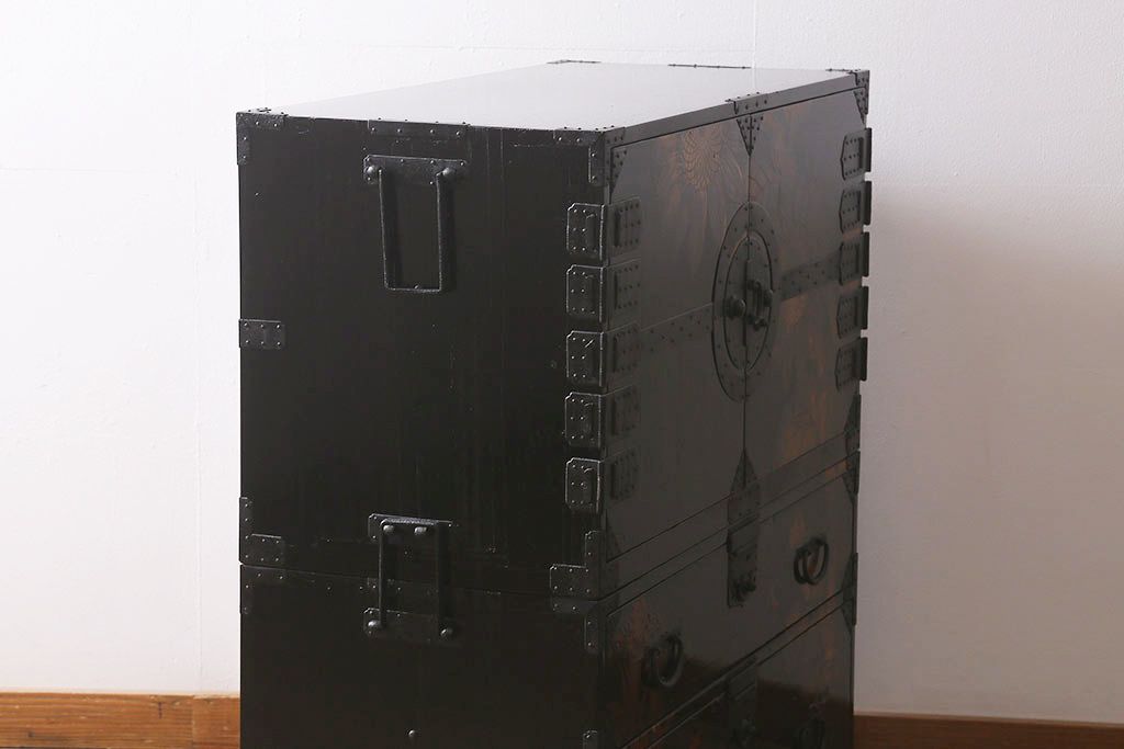 漆絵が施された明治大正期の重ね箪笥の見た目を変えずに綺麗にリペア!カシュー塗装仕上げ。(アート家具、アート箪笥、収納箪笥、時代箪笥、向日葵、ひまわり)