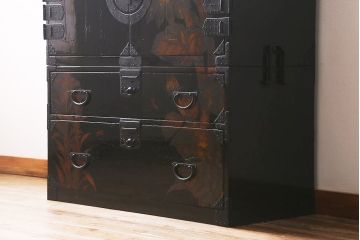 漆絵が施された明治大正期の重ね箪笥の見た目を変えずに綺麗にリペア!カシュー塗装仕上げ。(アート家具、アート箪笥、収納箪笥、時代箪笥、向日葵、ひまわり)