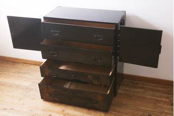 漆絵が施された明治大正期の重ね箪笥の見た目を変えずに綺麗にリペア!カシュー塗装仕上げ。(アート家具、アート箪笥、収納箪笥、時代箪笥、向日葵、ひまわり)