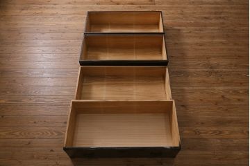 漆絵が施された明治大正期の重ね箪笥の見た目を変えずに綺麗にリペア!カシュー塗装仕上げ。(アート家具、アート箪笥、収納箪笥、時代箪笥、向日葵、ひまわり)