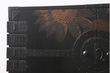 漆絵が施された明治大正期の重ね箪笥の見た目を変えずに綺麗にリペア!カシュー塗装仕上げ。(アート家具、アート箪笥、収納箪笥、時代箪笥、向日葵、ひまわり)