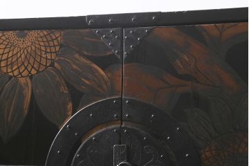 漆絵が施された明治大正期の重ね箪笥の見た目を変えずに綺麗にリペア!カシュー塗装仕上げ。(アート家具、アート箪笥、収納箪笥、時代箪笥、向日葵、ひまわり)