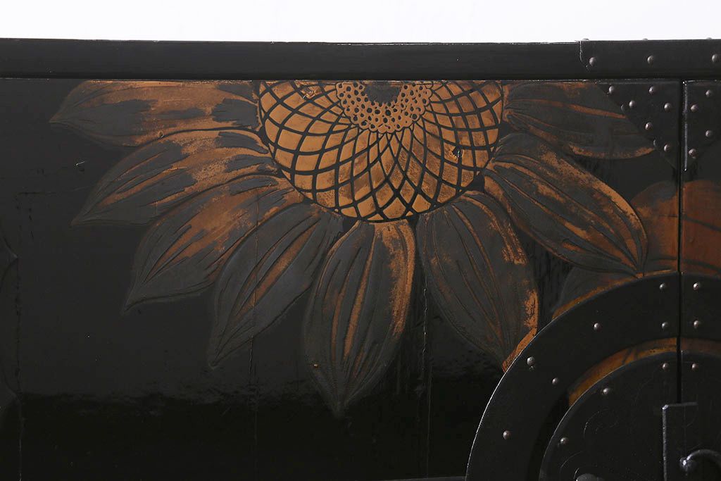 漆絵が施された明治大正期の重ね箪笥の見た目を変えずに綺麗にリペア!カシュー塗装仕上げ。(アート家具、アート箪笥、収納箪笥、時代箪笥、向日葵、ひまわり)