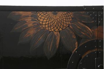 漆絵が施された明治大正期の重ね箪笥の見た目を変えずに綺麗にリペア!カシュー塗装仕上げ。(アート家具、アート箪笥、収納箪笥、時代箪笥、向日葵、ひまわり)