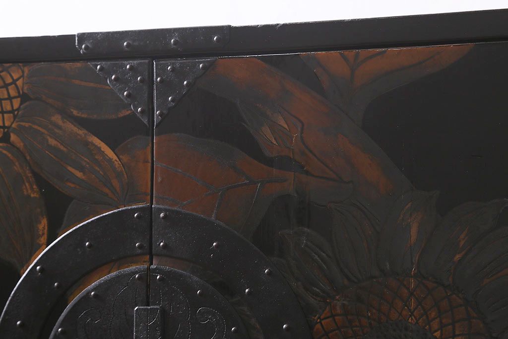 漆絵が施された明治大正期の重ね箪笥の見た目を変えずに綺麗にリペア!カシュー塗装仕上げ。(アート家具、アート箪笥、収納箪笥、時代箪笥、向日葵、ひまわり)