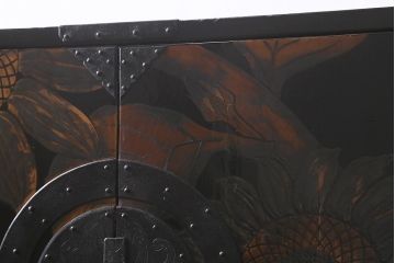 漆絵が施された明治大正期の重ね箪笥の見た目を変えずに綺麗にリペア!カシュー塗装仕上げ。(アート家具、アート箪笥、収納箪笥、時代箪笥、向日葵、ひまわり)