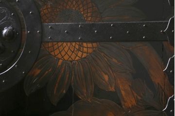 漆絵が施された明治大正期の重ね箪笥の見た目を変えずに綺麗にリペア!カシュー塗装仕上げ。(アート家具、アート箪笥、収納箪笥、時代箪笥、向日葵、ひまわり)