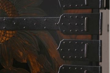 漆絵が施された明治大正期の重ね箪笥の見た目を変えずに綺麗にリペア!カシュー塗装仕上げ。(アート家具、アート箪笥、収納箪笥、時代箪笥、向日葵、ひまわり)