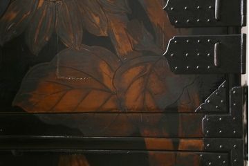 漆絵が施された明治大正期の重ね箪笥の見た目を変えずに綺麗にリペア!カシュー塗装仕上げ。(アート家具、アート箪笥、収納箪笥、時代箪笥、向日葵、ひまわり)