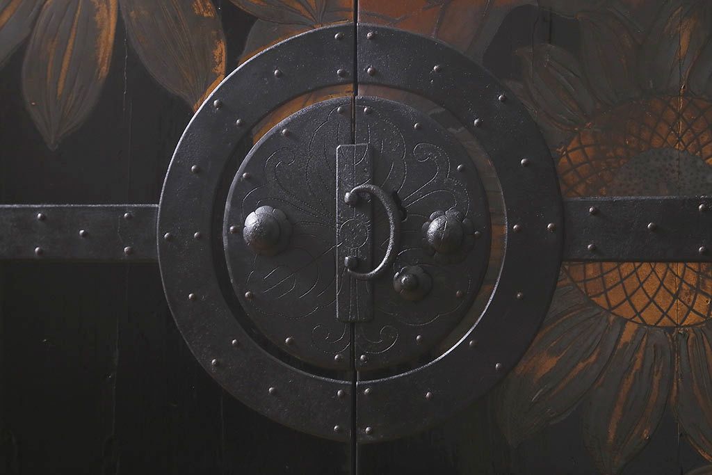 漆絵が施された明治大正期の重ね箪笥の見た目を変えずに綺麗にリペア!カシュー塗装仕上げ。(アート家具、アート箪笥、収納箪笥、時代箪笥、向日葵、ひまわり)