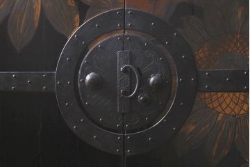 漆絵が施された明治大正期の重ね箪笥の見た目を変えずに綺麗にリペア!カシュー塗装仕上げ。(アート家具、アート箪笥、収納箪笥、時代箪笥、向日葵、ひまわり)