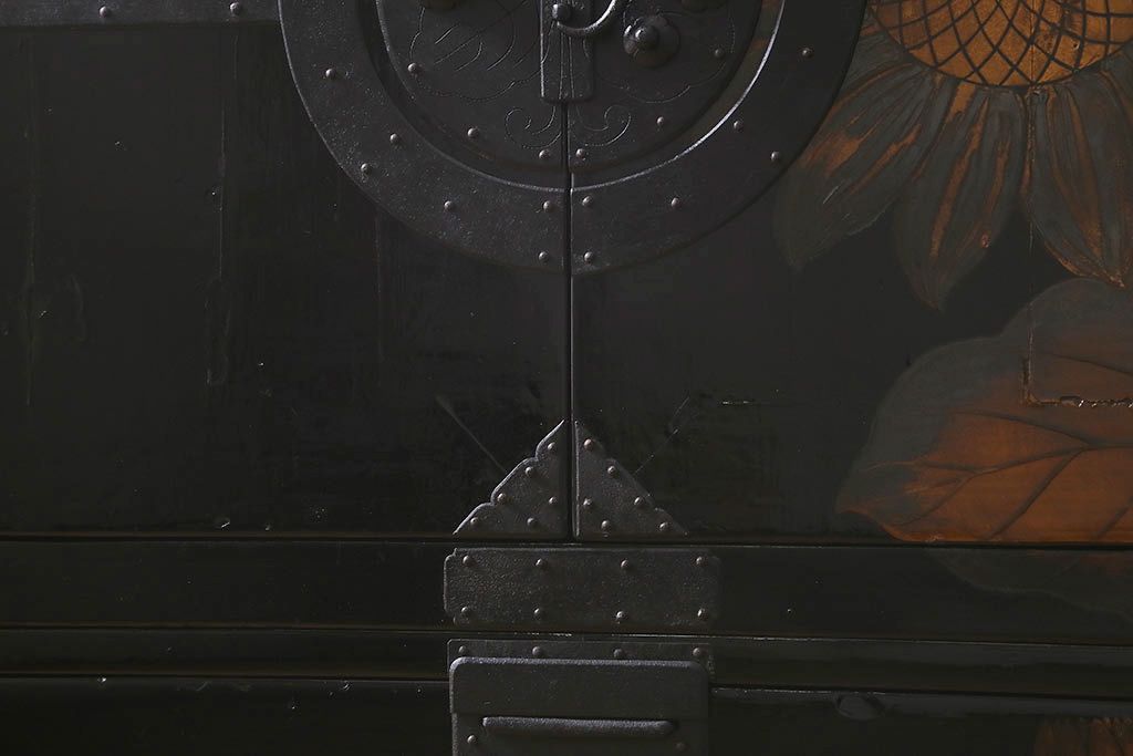 漆絵が施された明治大正期の重ね箪笥の見た目を変えずに綺麗にリペア!カシュー塗装仕上げ。(アート家具、アート箪笥、収納箪笥、時代箪笥、向日葵、ひまわり)