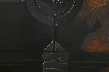 漆絵が施された明治大正期の重ね箪笥の見た目を変えずに綺麗にリペア!カシュー塗装仕上げ。(アート家具、アート箪笥、収納箪笥、時代箪笥、向日葵、ひまわり)