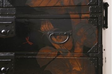 漆絵が施された明治大正期の重ね箪笥の見た目を変えずに綺麗にリペア!カシュー塗装仕上げ。(アート家具、アート箪笥、収納箪笥、時代箪笥、向日葵、ひまわり)