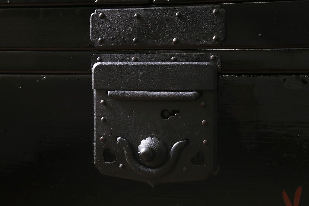 漆絵が施された明治大正期の重ね箪笥の見た目を変えずに綺麗にリペア!カシュー塗装仕上げ。(アート家具、アート箪笥、収納箪笥、時代箪笥、向日葵、ひまわり)