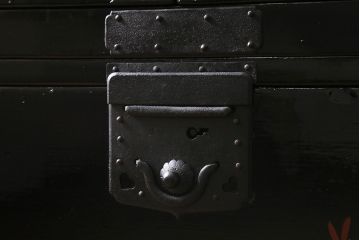 漆絵が施された明治大正期の重ね箪笥の見た目を変えずに綺麗にリペア!カシュー塗装仕上げ。(アート家具、アート箪笥、収納箪笥、時代箪笥、向日葵、ひまわり)